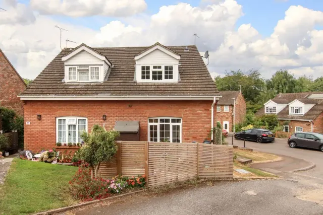 Grove Gardens, TRING, Hertfordshire, HP23 5PY, photo 1