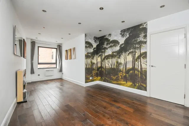 1 bedroom flat — High Street, BRENTWOOD