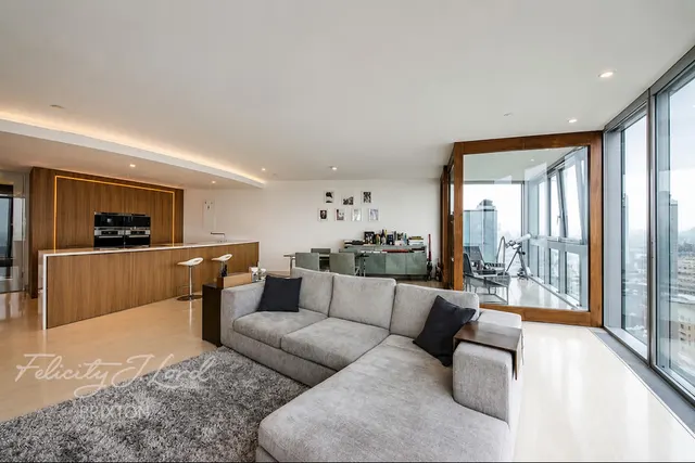 St George Wharf, London, photo 1