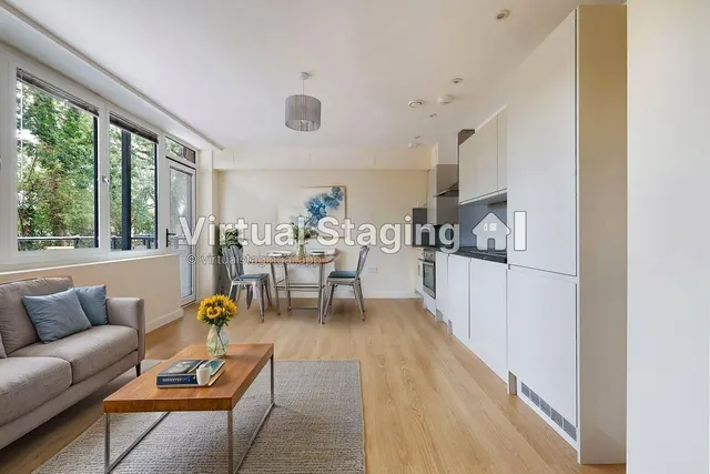 Challenge Court, Leatherhead, KT22, photo 1