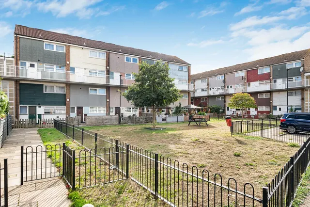 Dendridge Close, Enfield, EN1, photo 1
