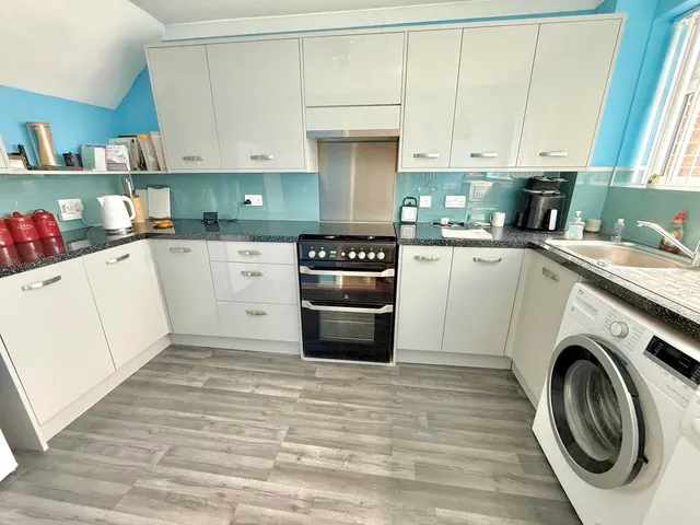 Photo 2 — Dale Close, Dunstable LU5 4QD