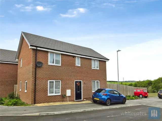 High Farm Court, Hanging Heaton, WF17, photo 1