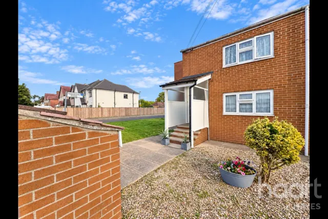 Dickens Avenue, Uxbridge, UB8, photo 1