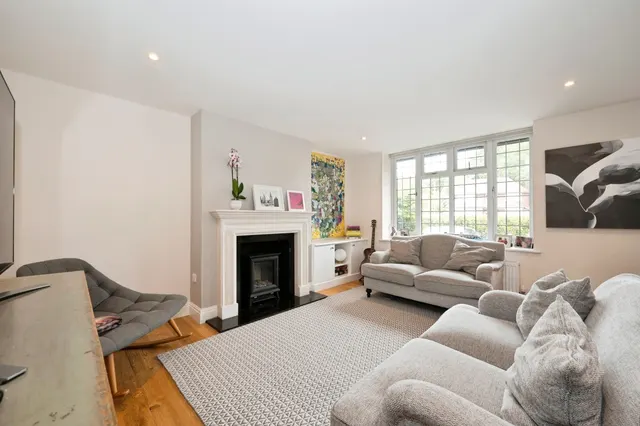 Queens Close, Esher, KT10, photo 1
