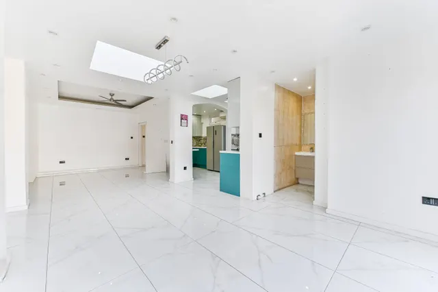 Photo 3 — 75 Elmwood Road, Croydon
