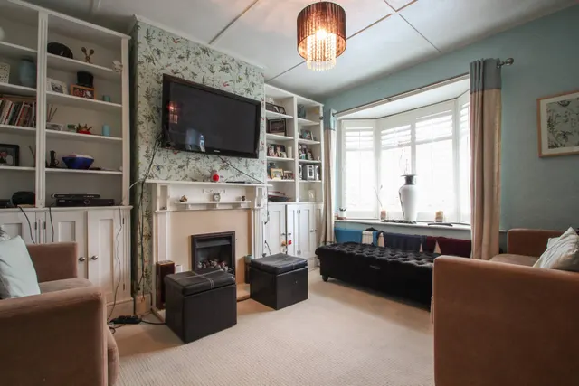 Photo 3 — Oxleas Close, Welling