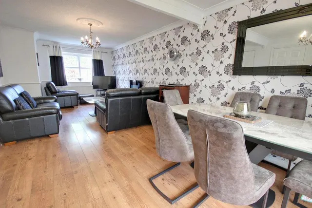 Photo 2 — Inglefield Close, Beverley