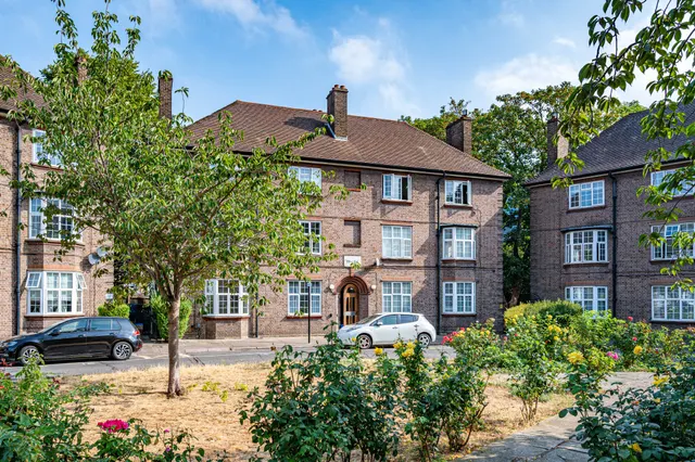 Photo 2 — 20 Claremont Close, London