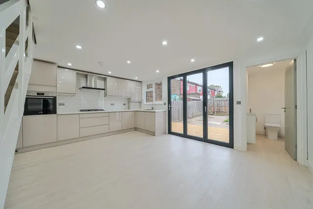 Photo 3 — Bennett Close, DA16