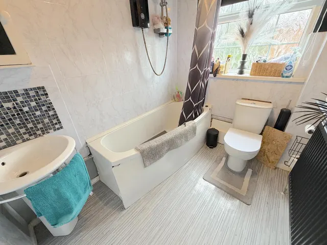 The Droveway, Claregate, WV8, photo 3