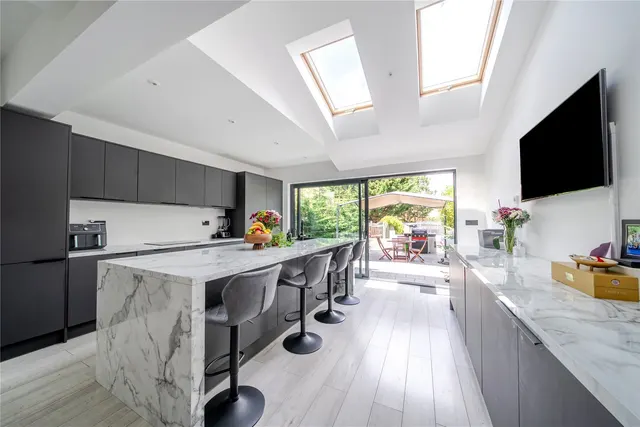 Photo 3 — Aviemore Way, Beckenham, BR3