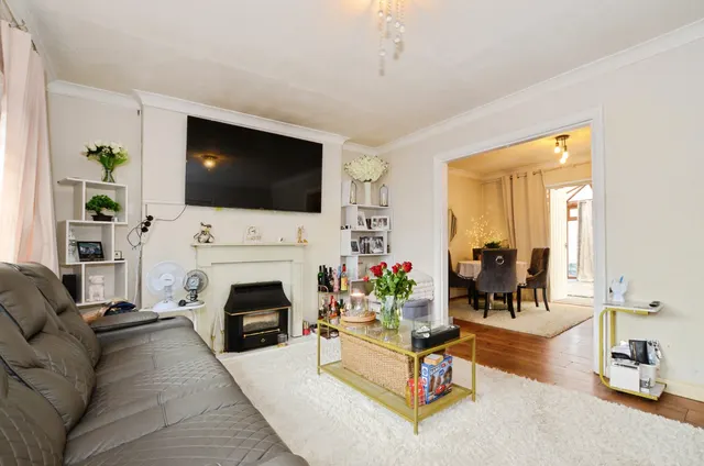 Springfield Gardens, Ruislip, HA4, photo 2