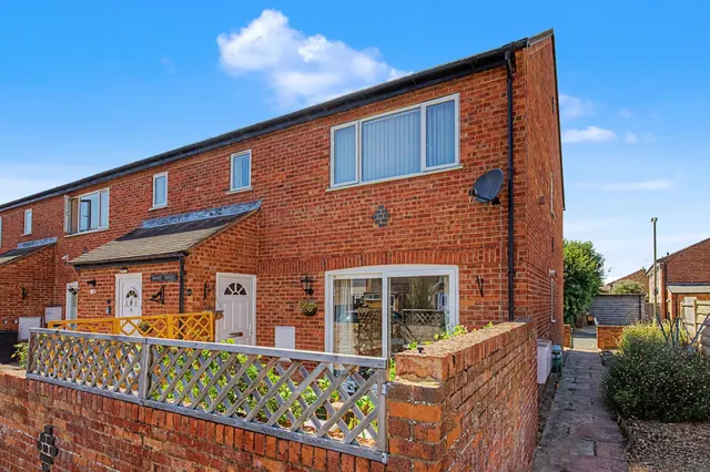 Essex Court, Thame, photo 1