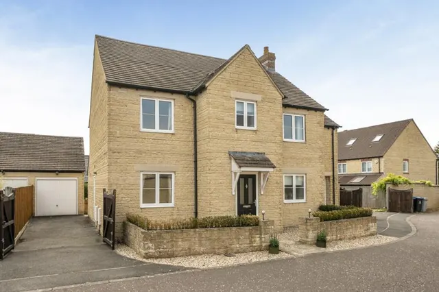 Barley Crescent, Carterton, OX18, photo 1