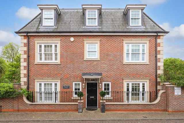 Lincoln Grove, Weybridge, KT13, photo 1