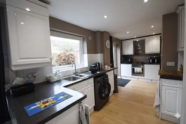 Photo 3 — Tesimond Drive, Yateley, Hampshire, GU46 6FE