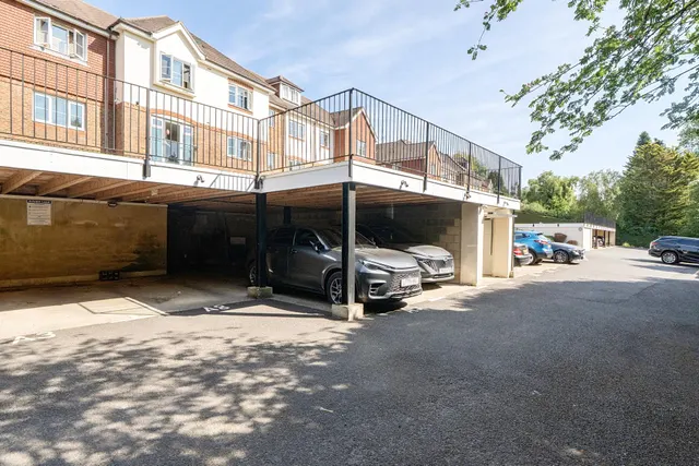 St Monicas Road, Kingswood, photo 3
