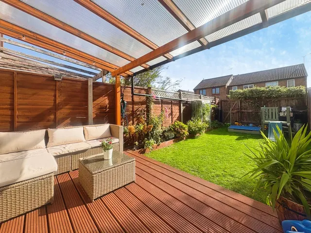 Photo 2 — Weywood Close, Farnham, Surrey, GU9 9TD
