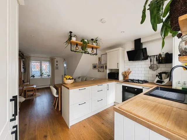 Photo 3 — Weywood Close, Farnham, Surrey, GU9 9TD