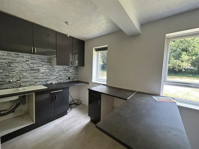 Photo 3 — Montana Close, SOUTH CROYDON