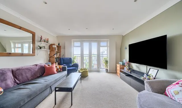 Leret Way, Royal Swan Quarter Leret Way, KT22, photo 1