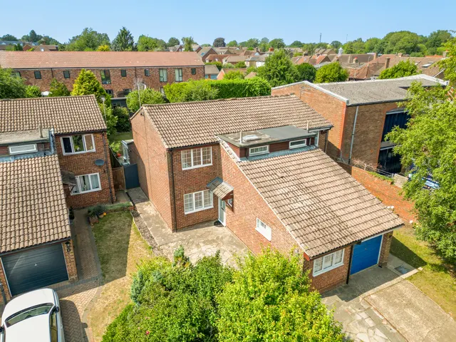 Ryder Close, Bovingdon, photo 1