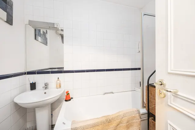 Photo 3 — Flat 3, 11—15 Hayfield Passage, London