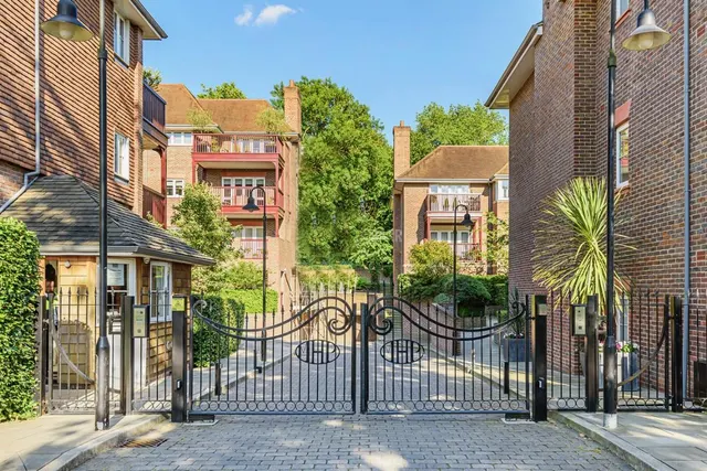 Hammers Lane, Mill Hill, NW7, photo 1