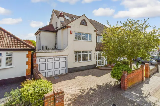 Havering Drive, Romford, RM1, photo 1