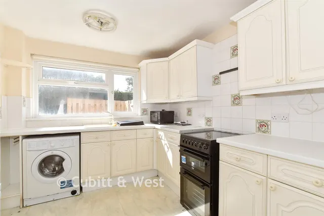 Castle Close, Reigate, RH2, photo 2
