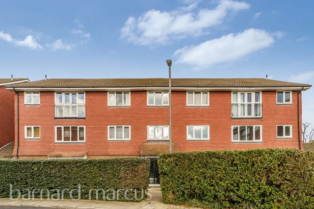 Crowthorne Close, London, photo 1