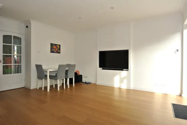 Photo 3 — Bates Walk, Addlestone, Surrey, KT15 2DQ