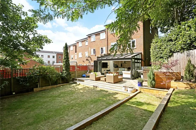 Southridge Place, LONDON, SW20, photo 1