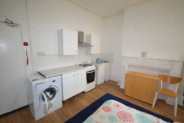 Photo 3 — Ashleigh Road, West End, Leicester