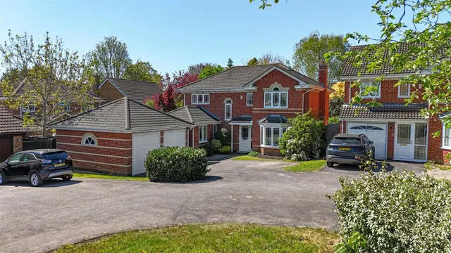 4 bedroom house, Hunters Chase, Caversham
