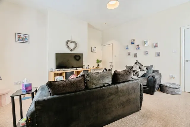 Brunshaw Road, Burnley, BB10, photo 2