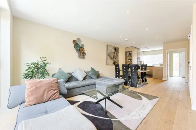 Warwick Road, Ealing, W5, photo 2
