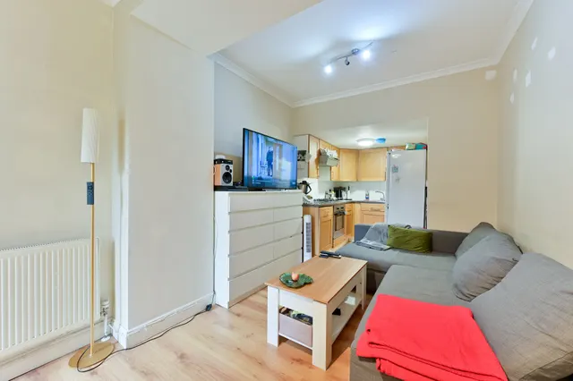 Flat B, 38-40 Roehampton High Street, London, photo 1