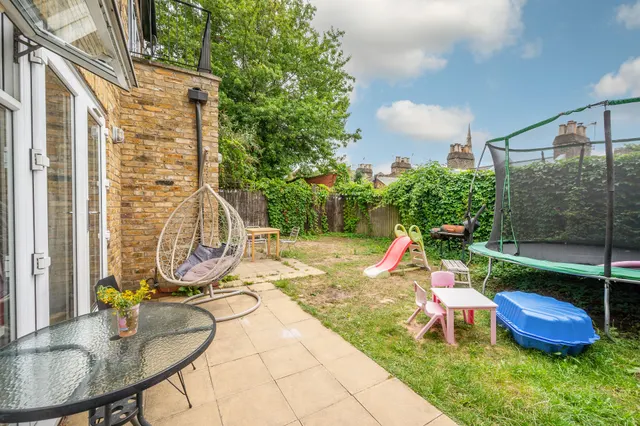 Photo 2 — Flat B, 38-40 Roehampton High Street, London