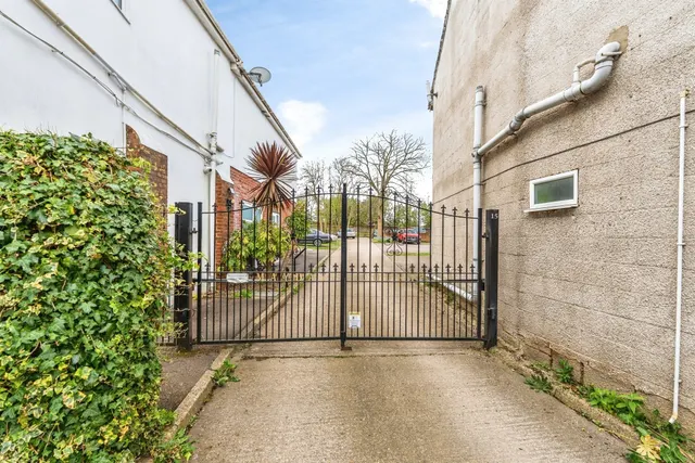 Rumbridge Street, Totton, Southampton, photo 1