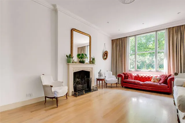 Photo 2 — Royal Crescent, Holland Park, London, W11 4SL