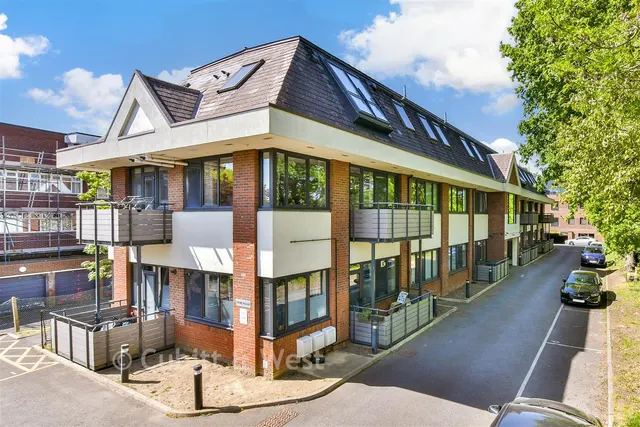 Challenge Court, Leatherhead, KT22, photo 1