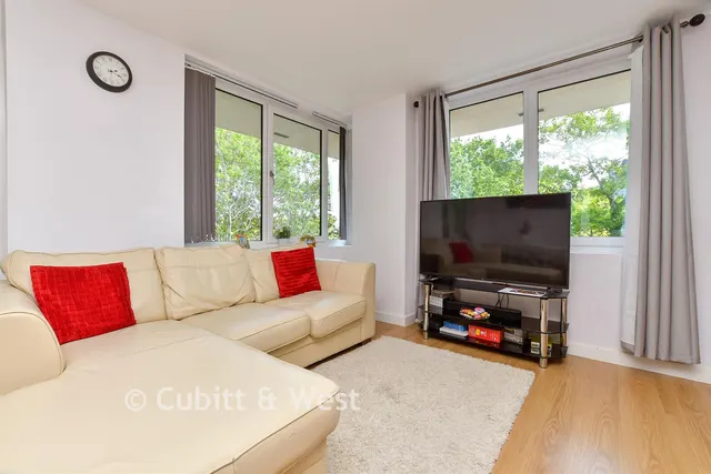 Challenge Court, Leatherhead, KT22, photo 3