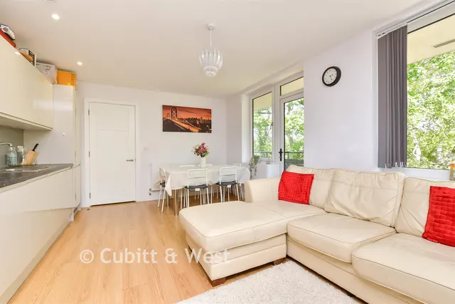Challenge Court, Leatherhead, KT22, photo 2