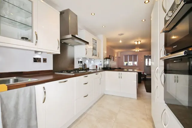Langham Place, Egham, TW20, photo 3