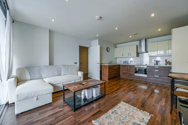 Photo 2 — Flat 16, 9 Hazel Lane, London