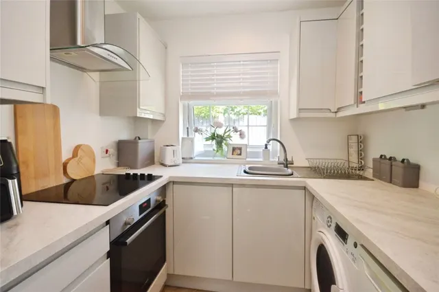 Bungalow Under Offer with 1 bedroom in Cedar Court, Bishops Stortford, CM23, photo 3
