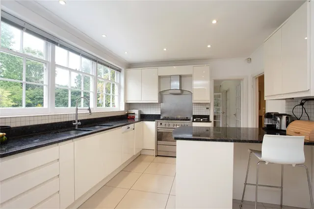 Grenville Close, Cobham, KT11, photo 3