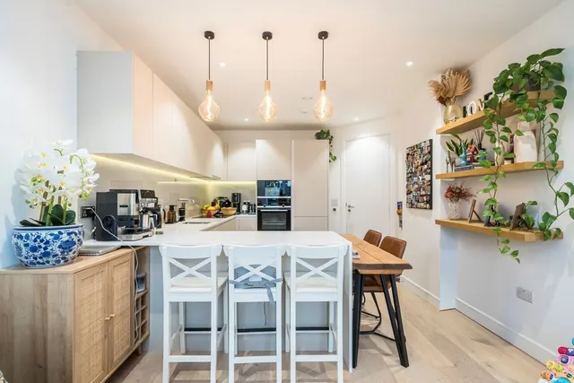 Chiswick High Road, W4, photo 1